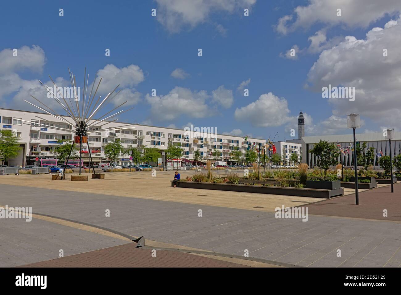 Place d`Armes Platz mit Blumenbeeten und moderner Kunst Skulptur, umgeben von Wohnhäusern in Calais, Frankreich Stockfoto